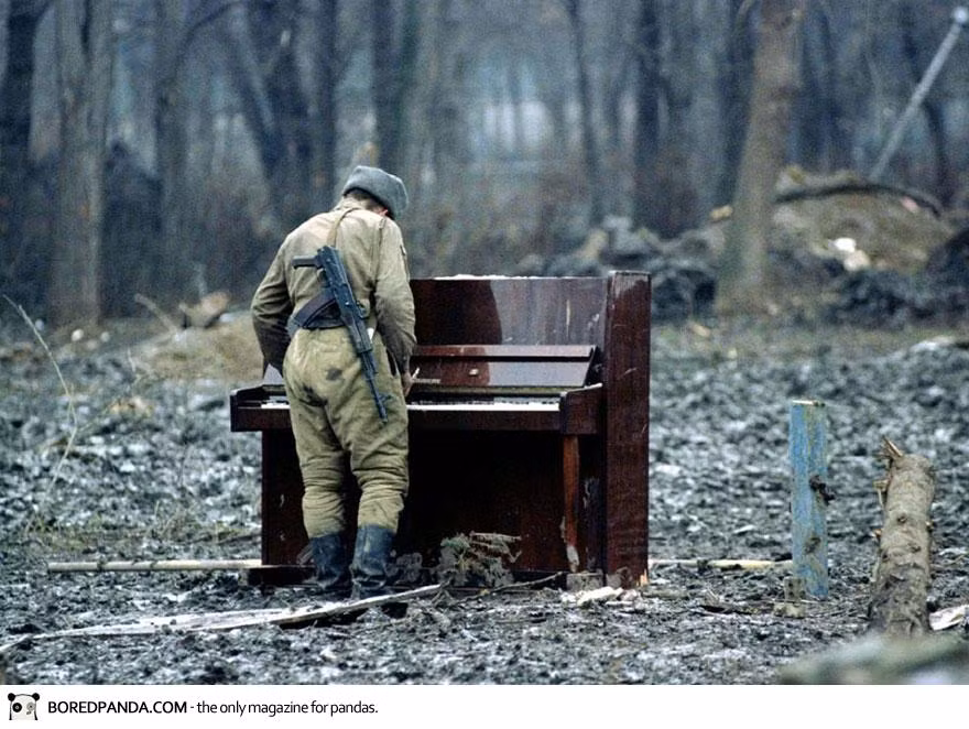 Người lính Nga dạo một bản nhạc trên chiếc piano vô chủ ở Chechnya năm 1994.