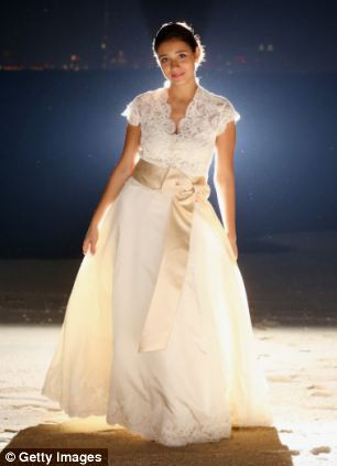 Trong xã hội hiện đại, có một thời gian, truyền thống này bị cho là lỗi thời, cổ hủ và ngớ ngẩn với chính Hoàng tử Philip từng chỉ trích nó là “vô cùng gàn dở”. Tuy nhiên, gần đây, truyền thống này bắt đầu được khôi phục. Trong ảnh, cô tiểu thư Anna Zaphiriou-Zarifi, 17 tuổi đẹp tinh khôi trong chiếc váy trắng,