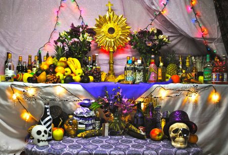 4. Tour gặp pháp sư Voodoo và tham gia các nghi lễ ma quái. Tại Haiti, du khách sẽ được tham gia vào tour du lịch thần bí, rùng rợn để khám phá loại hình tôn giáo kỳ bí, đầy lôi cuốn của đất nước này. Du khách sẽ được mục sở thị các nghi thức tôn giáo Voodoo và gặp các pháp sư Voodoo. Một số khách tham quan can đảm có thể tham gia buổi tế lễ trừ tà trong đó có nghi thức hiến tế động vật sống.