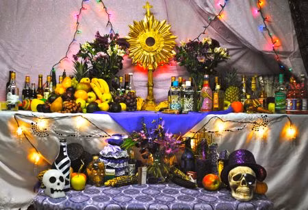 4. Tour gặp pháp sư Voodoo và tham gia các nghi lễ ma quái. Tại Haiti, du khách sẽ được tham gia vào tour du lịch thần bí, rùng rợn để khám phá loại hình tôn giáo kỳ bí, đầy lôi cuốn của đất nước này. Du khách sẽ được mục sở thị các nghi thức tôn giáo Voodoo và gặp các pháp sư Voodoo. Một số khách tham quan can đảm có thể tham gia buổi tế lễ trừ tà trong đó có nghi thức hiến tế động vật sống.