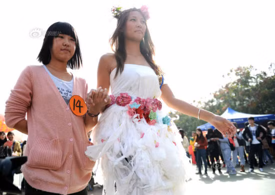 Chiếc váy cưới giấy vệ sinh này khá diêm dúa.