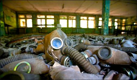 7. Tour du lịch khám phá bãi rác thải hạt nhân ở Ukraina. Nhiều công ty du lịch tổ chức cho các du khách thích trải nghiệm cảm giác mạo hiểm tới thăm nhà máy điện Chernobyl ở Ukraina - nơi diễn ra thảm họa hạt nhân chết chóc năm 1986. Đây là tai nạn hạt nhân khủng khiếp nhất trong lịch sử thế giới và khắp nơi đều có những điểm nóng bức xạ. Địa điểm này giờ đây đã bị bỏ hoang. Tham gia tour du lịch này, du khách sẽ được tận mắt chứng kiến cảnh hoang tàn, chết chóc đầy ám ảnh ở đây.