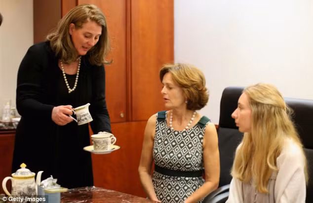 Công chúa Katarina dạy các thiếu nữ quý tộc cách rót trà...