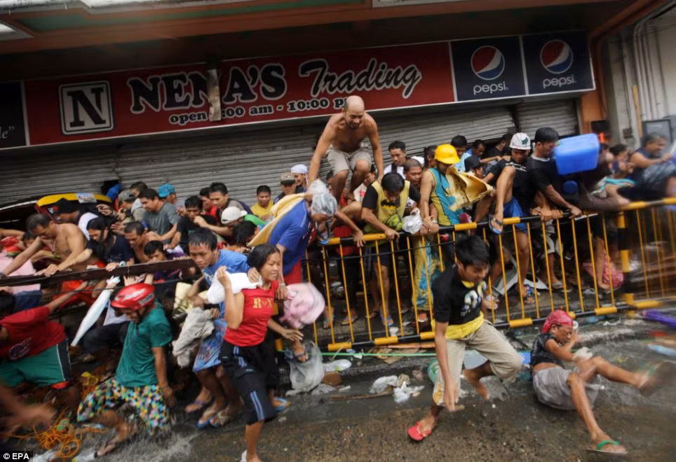 Nhiều người dân cho biết, họ buộc phải giành giật, cướp bóc lương thực trong các siêu thị, trung tâm thương mại, cửa hàng tạp hóa để lấy thức ăn, gạo hoặc sữa vì quá đói và sợ bị chết đói.