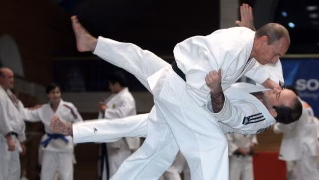 Tổng thống Nga vật ngã đối phương trong một cuộc so tài.