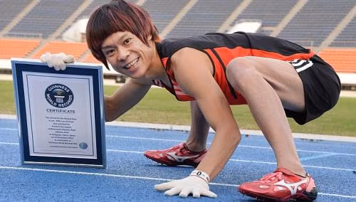 Năm ngoái, người đàn ông 30 tuổi này đã mất 17,47 giây để chạy bằng cả tay và chân quãng đường 100 m. Như vậy năm nay, Kenichi Ito đã chạy nhanh hơn năm ngoái hơn một nửa giây.