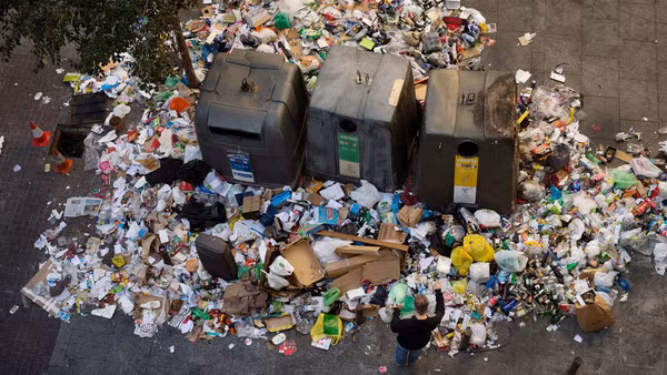 Rác thải chất thành núi trên đường phố Marid không có người dọn.