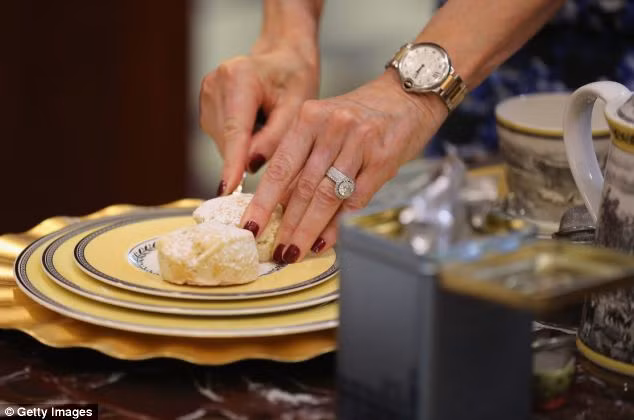 ... và cắt bánh sao cho khéo...