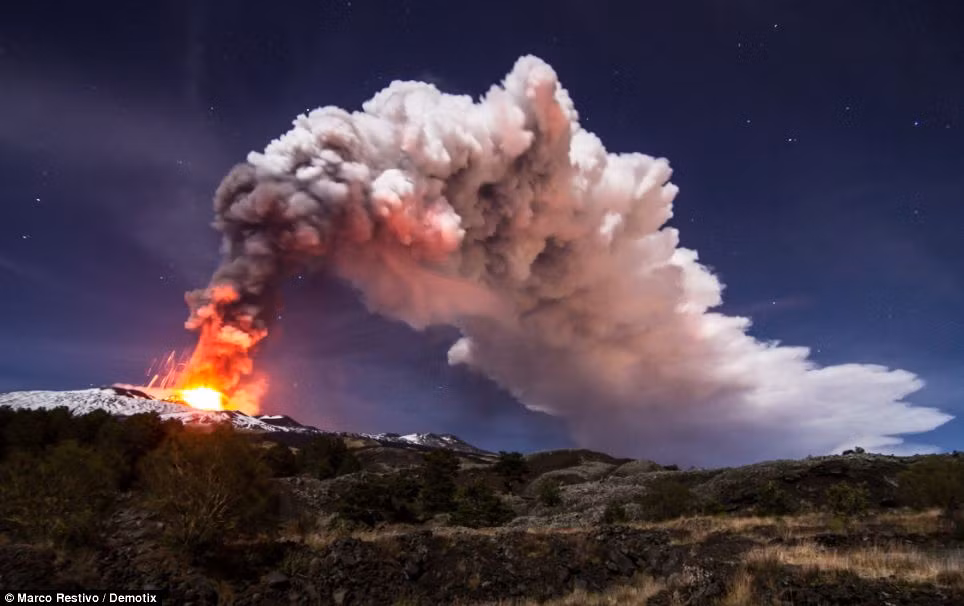 Khu vực nằm trong diện nguy hiểm nhất là đảo Sicilia của Italy. Hình ảnh núi lửa Etna phun trào được chụp từ Acireale, gần Cantania đêm qua.