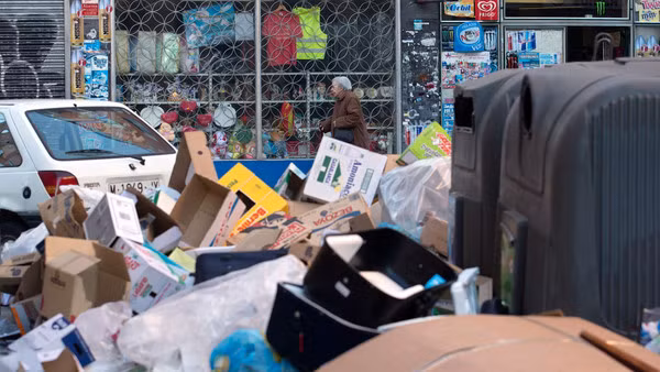 Rác thải ngập đường phố Madrid.