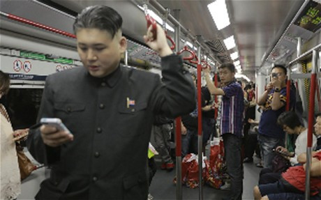 Hình ảnh Kim Jong-un giả đi tàu điện ngầm.