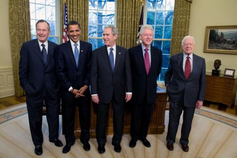 Các Tổng thống Mỹ từ trái qua phải bao gồm George H.W. Bush, Barack Obama, George W. Bush, Bill Clinton và Jimmy Carter hội ngộ tại phòng Bầu Dục ở Nhà Trắng ngày 7/1/2009.