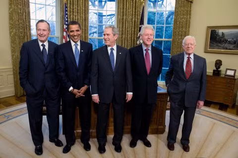 Các Tổng thống Mỹ từ trái qua phải bao gồm George H.W. Bush, Barack Obama, George W. Bush, Bill Clinton và Jimmy Carter hội ngộ tại phòng Bầu Dục ở Nhà Trắng ngày 7/1/2009.