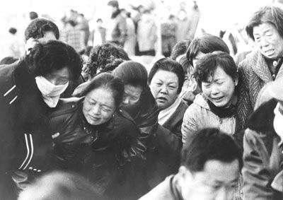 3. Cháy nhà hát ở Tân Cương khiến 694 người, trong đó bao gồm 597 trẻ em tử vong hồi tháng 2/1977, đúng vào những ngày lễ tết truyền thống của Trung Quốc. Hàng trăm người, trong đó phần lớn là trẻ em đã tới nhà hát để xem một chương trình biểu diễn đón mừng năm mới thì một đám cháy lớn bùng lên, nhanh chóng lan rộng và nhấn chìm toàn bộ khu vực này trong biển lửa. (Ảnh minh họa)