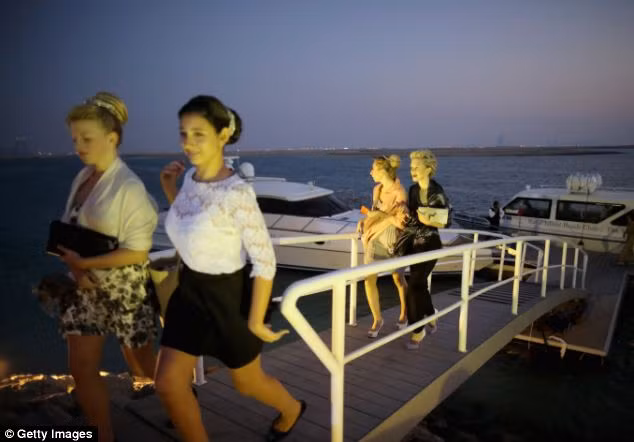 Các tiểu thư quý tộc tới Dubai để chuẩn bị cho buổi khiêu vũ ra mắt.