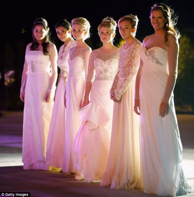 Buổi khiêu vũ thu hút 150 khách sộp bao gồm quý tộc, các thành viên hoàng gia, người nổi tiếng từ châu Âu cho tới Trung Đông tham dự.