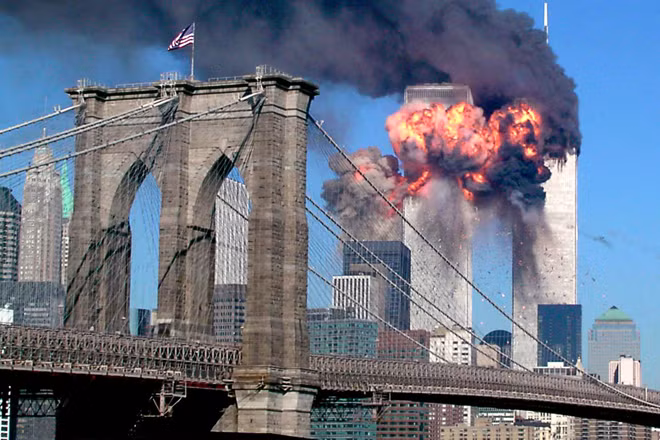 10. Khủng bố tấn công New York, Mỹ. Sự kiện 11/9 là nỗi ám ảnh lớn nhất đối với người Mỹ. Nhóm không tặc đã lái 2 phi cơ lao thẳng vào Tòa Tháp Đôi của Trung tâm Thương mại Thế giới tại Manhattan, Thành phố New York.