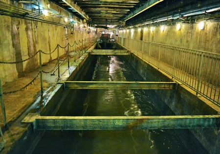 10. Tour tham quan hệ thống thoát nước Paris, Pháp Công ty du lịch Paris Sewer cam kết mang lại cho khách hàng một trải nghiệm khác lạ với tour du lịch tham quan thế giới dưới lòng thủ đô Paris. Du khách sẽ được thăm hệ thống ống cống thoát nước dưới lòng đất.