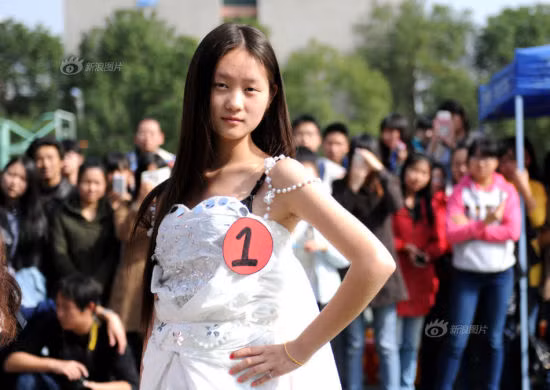 Khi được các nữ sinh viên xinh đẹp khoác lên mình, những chiếc váy cưới vẫn toát lên vẻ lộng lẫy,