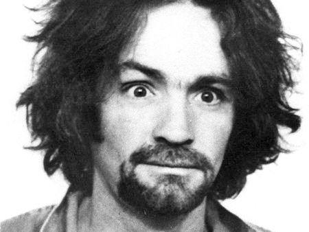 3. Đưa khách đi bộ trong những dấu chân của kẻ sát nhân Charles Manson, Mỹ. Một số công ty du lịch ở Los Angeles, California, USA như Dearly Departed hoặc Esotouric cung cấp tour du lịch trải nghiệm cảm giác hoảng loạn Helter Skelter khi đưa du khách tham quan địa bàn của băng Gia đình Manson, nổi tiếng với những vụ giết người khét tiếng của những năm 1960. Du khách được tham quan hiện trường các vụ án mạng và được dẫn đi theo dấu chân kẻ giết người khi y rời khỏi hiện trường.