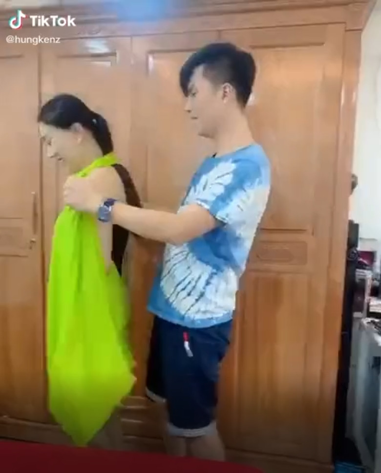 Chong tre long ngong tay chan khi mac do cho Lam Khanh Chi