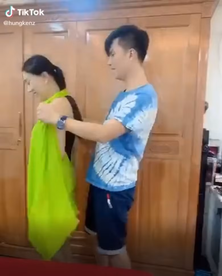 Chong tre long ngong tay chan khi mac do cho Lam Khanh Chi