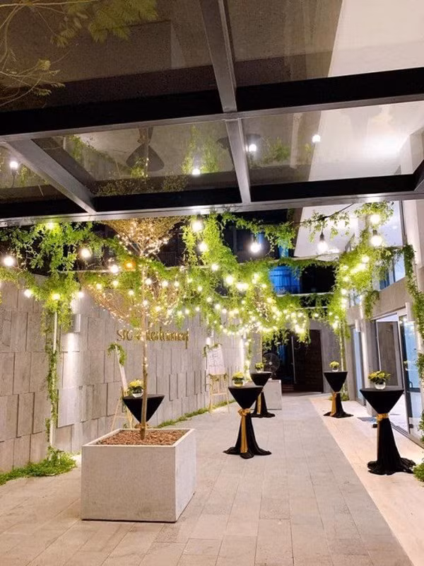 Siro cũng thừa nhận bản thân còn có nhiều điều cần học hỏi từ vợ của mình, dù chị kém anh 6 tuổi và hiện anh đang có cuộc sống rất hạnh phúc. 