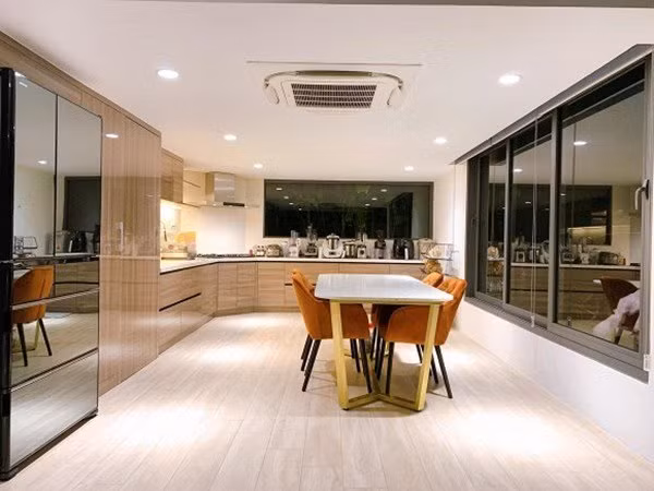 Bên trong biệt thự khá sang trọng, thoáng mát, đón được nhiều ánh sáng do có nhiều cửa kính