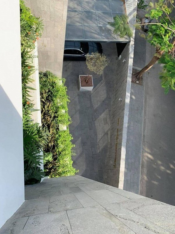 Hiện tại, Mr. Siro và vợ sống trong một biệt thự sang trọng, rộng rãi. Căn biệt thự có tên là SRO Family.