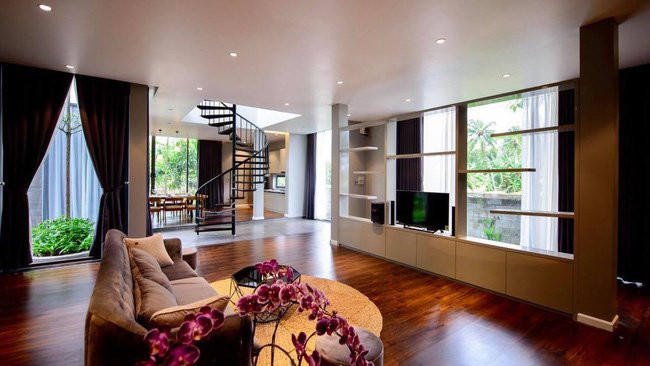 Diện tích này đủ rộng để nam ca sĩ thiết kế ngôi nhà xinh xắn, lối đi trồng cỏ, hoa và cây ăn quả khiến ai khi nhìn thấy cũng vô cùng thích thú.