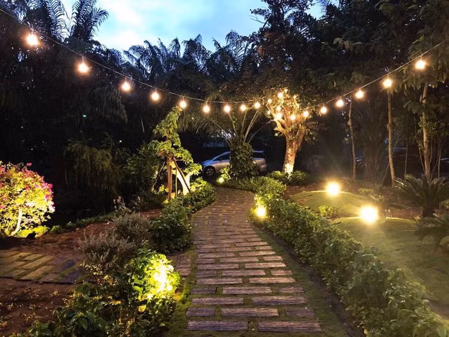  Phòng khách được thiết kế nhẹ nhàng với gam màu trắng xám làm chủ đạo. Ở khu vực bếp được thiết kế chất liệu gỗ tự nhiên. Nam ca sĩ luôn ưu tiên màu trung tính nhưng vẫn đủ giúp mọi người cảm thấy tĩnh tại khi trở về nhà.