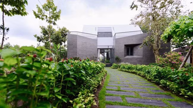  Buổi tối đi dạo trong vườn, cây cối vô cùng bắt mắt với ánh sáng hắt đèn dãy đèn nháy, khiến cho không gian càng thêm phần lung linh, huyền ảo.