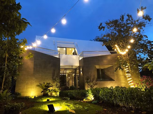  Trong nhà đặc biệt gây ấn tượng với cầu thang xoắn ốc, nhìn từ trên cao xuống trông nó vô cùng độc đáo, làm tăng tính nghệ thuật cho toàn bộ ngôi nhà.