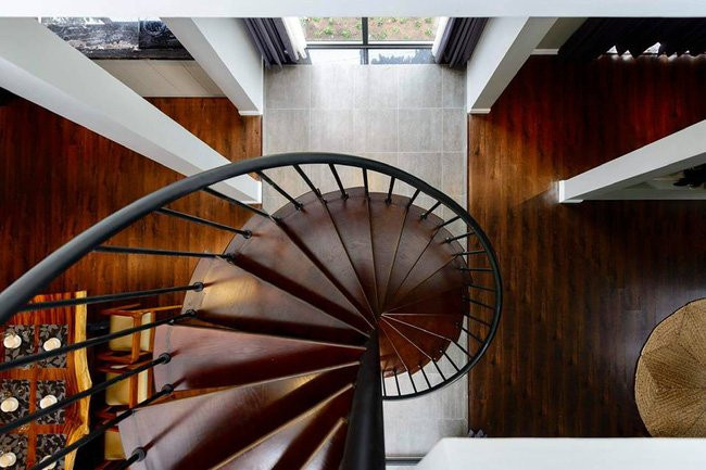  Trong căn nhà được xây khá đơn giản về màu sắc và chi tiết. Tuy nhiên, mỗi góc nhỏ đều ngập tràn ánh sáng, hài hòa với tự nhiên nhờ sử dụng chủ yếu là chất liệu kính trong suốt khiến cho không gian ngôi nhà vốn đã rộng lại càng rộng thêm.