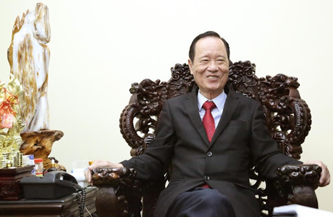 Một trong những người con của làng Mẹo nay thành đạt là ông Trần Văn Sen - 79 tuổi - anh hùng lao động thời kỳ đổi mới. Trước đây, ông cũng đi lên từ nghề dệt, sau này đầu tư sang các lĩnh vực khác với tập đoàn Hương Sen là một trong những doanh nghiệp hàng đầu cả nước trong sản xuất, kinh doanh đồ uống.