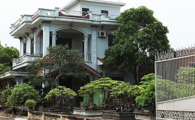 Chia sẻ trên báo chí, ông Trần Văn Toán - trưởng thôn Phương La 2 cho hay, ở đây có hơn 100 tỷ phú. Có doanh nghiệp ít vài tỷ, có doanh nghiệp cả nghìn tỷ đồng.