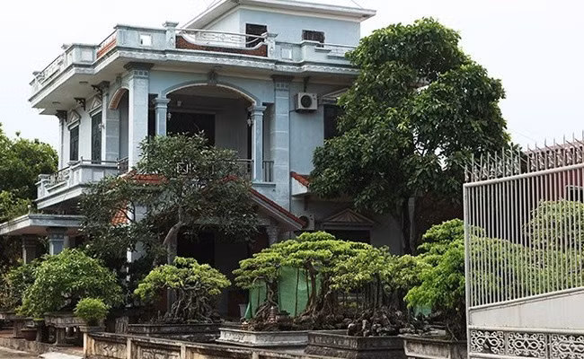 Chia sẻ trên báo chí, ông Trần Văn Toán - trưởng thôn Phương La 2 cho hay, ở đây có hơn 100 tỷ phú. Có doanh nghiệp ít vài tỷ, có doanh nghiệp cả nghìn tỷ đồng.