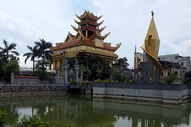 Đây là làng Mẹo hay còn gọi là làng Phương La 2, xã Thái Phương, huyện Hưng Hà, tỉnh Thái Bình. Tên gốc của làng là Ứng Mão - ngôi sao Mão (tượng trưng cho giàu có).