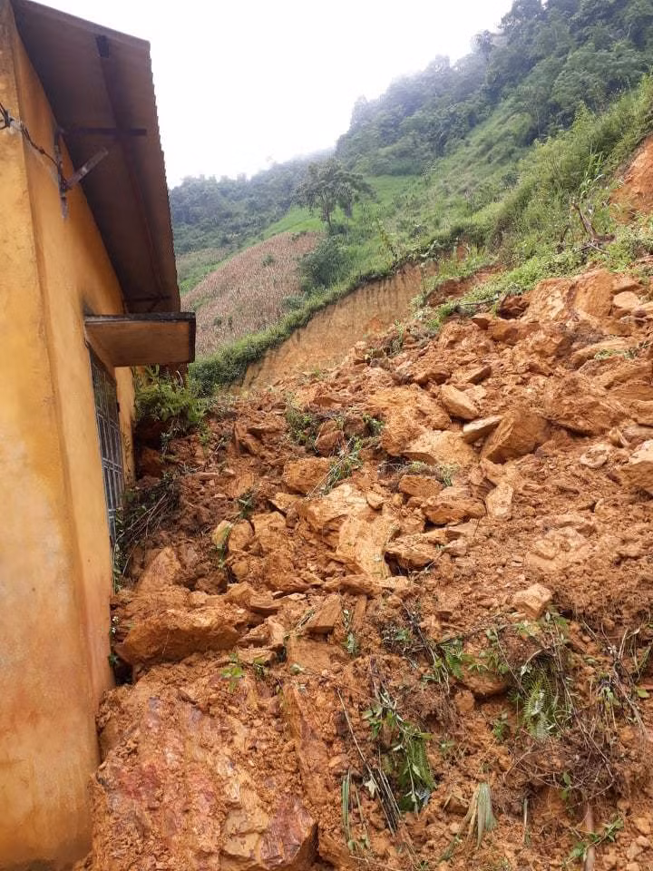 Hang loat truong hoc bi sap tuong rao do mua lon o Lao Cai-Hinh-3