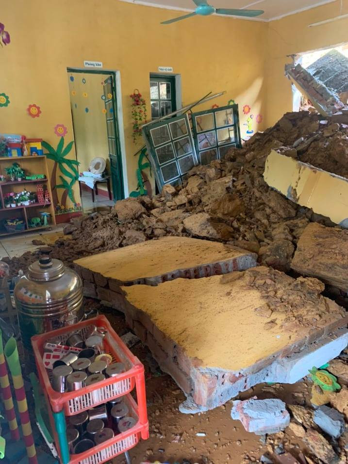 Hang loat truong hoc bi sap tuong rao do mua lon o Lao Cai