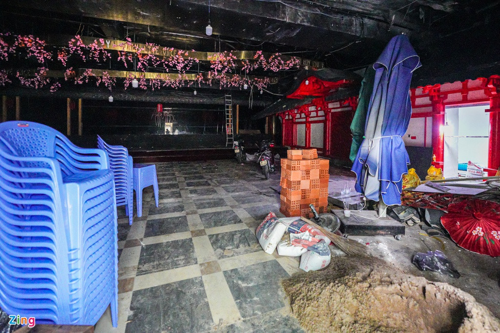 Phía bên trong tòa nhà đang được sửa chữa lại để làm văn phòng.