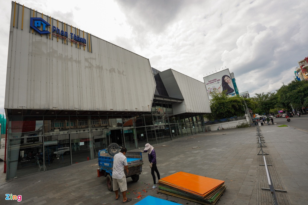 Dự án khách sạn được công bố từ năm 2009 nhưng không có dấu hiệu triển khai. Năm 2014, Công ty Bạch Diệp Dương đã nhượng lại dự án cho Công ty TNHH Phan Thành. Sau đó, chủ mới đã khởi công xây dựng trung tâm mua sắm Saigon Square 3 tại đây.