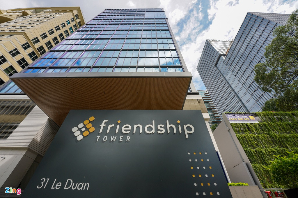 Trước kia, công trình trên khu đất gồm 18 căn nhà và 7 mặt bằng. Tuy nhiên, vì nằm trong phần mở rộng của dự án Tòa nhà Hữu nghị Việt Nam - Slovakia nên phần tài sản này bị thu hồi với mức giá đền bù 220 triệu đồng/m2.