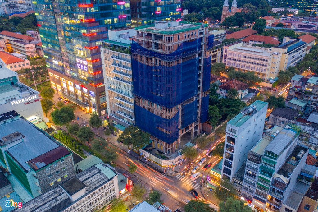 Dự án khách sạn 5 sao Diep Bach Duong’s Senla Boutique tại số 111 Hai Bà Trưng (phường Bến Nghé, quận 1) tọa lạc trên khu đất 789 m2 cũng từng là một trong những tài sản nổi tiếng của nữ đại gia. Đây là lô đất 2 mặt tiền nằm ngay ngã tư giao giữa đường Hai Bà Trưng và đường Lê Thánh Tôn.