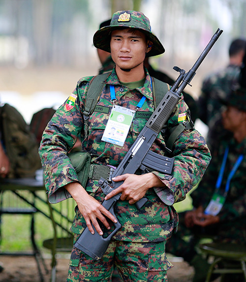 Xạ thủ Myanmar cầm khẩu MA-1 MkII.