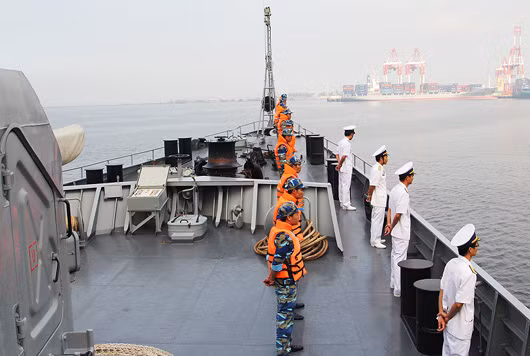 Đội hình chào cảng trên Tàu HQ-011 khi cập cảng tại Manila, Philippines.