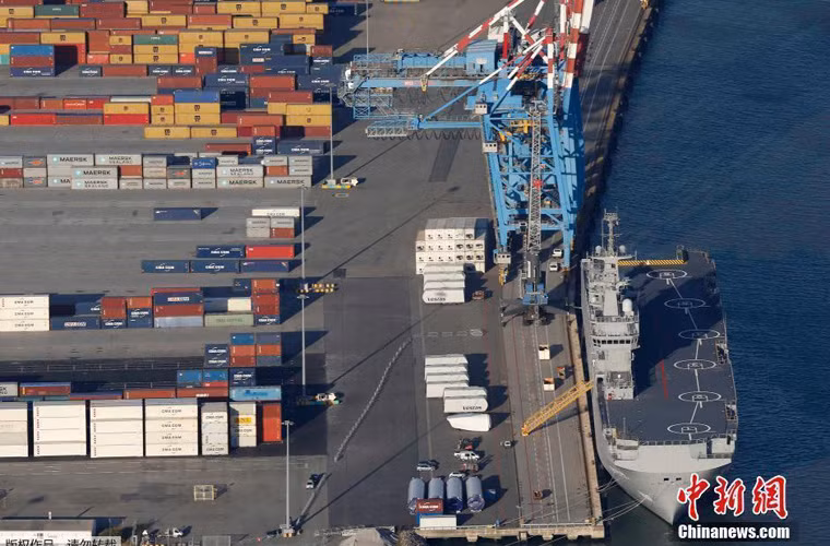 Tàu có thể chở được 59 xe tăng - thiết giáp, 4 tàu đổ bộ nhỏ và 400-900 lính tùy hành trình. Ngoài ra, tàu còn thiết kế với đường băng dài cho phép chở 8 trực thăng tấn công Ka-52K, 4 trực thăng vận tải Ka-29TB và 4 trực thăng săn ngầm Ka-27P.