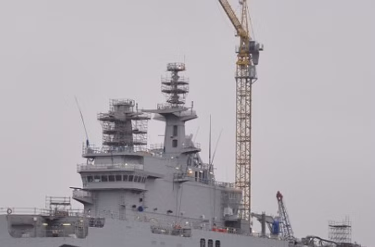 Cận cảnh giàn giáo bao quanh một số phần thượng tầng của tàu đổ bộ Sevastopol. Dù đã được hạ thủy nhưng cũng phải mất một thời gian nữa để hoàn thiện các hệ thống máy móc trước khi chính thức đi biển thử nghiệm.