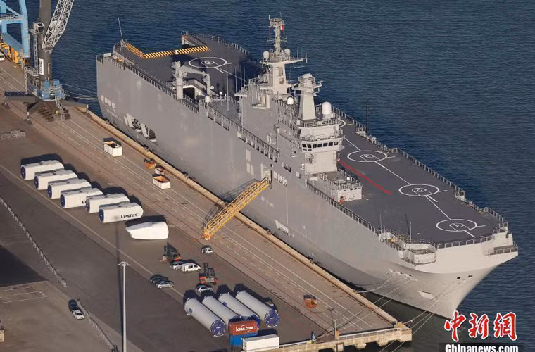 Tháng 6/2011, Nga đã đặt bút kí với phía Pháp mua 2 tàu đổ bộ lớn thuộc lớp Mistral với tổng giá trị hợp đồng 1,7 tỷ USD. Các tàu có lượng giãn nước toàn tải tới 21.300 tấn, dài 199m, thủy thủ đoàn chỉ khoảng 200 người. Tuy là thiết kế của người Pháp, nhưng theo thỏa thuận, nhiều trang thiết bị trên Mistral là do Nga sản xuất.