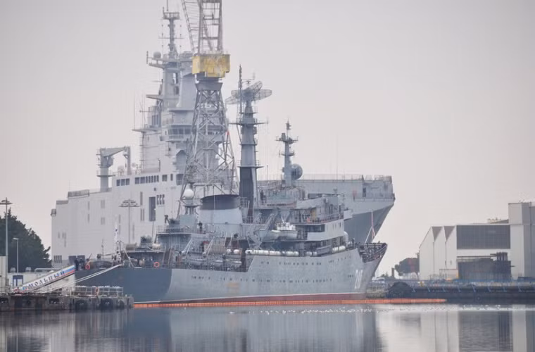Cách chiếc Sevastopol không xa là tàu đổ bộ Mistral đầu tiên của Nga mang tên Vladivostok được hạ thủy vào ngày 15/11/2013 và hiện đã gần như hoàn thiện chương trình thử nghiệm, sẵn sàng bàn giao. Tuy nhiên, cuộc khủng hoảng Ukraine có thể khiến việc chuyển giao bị chậm lại.